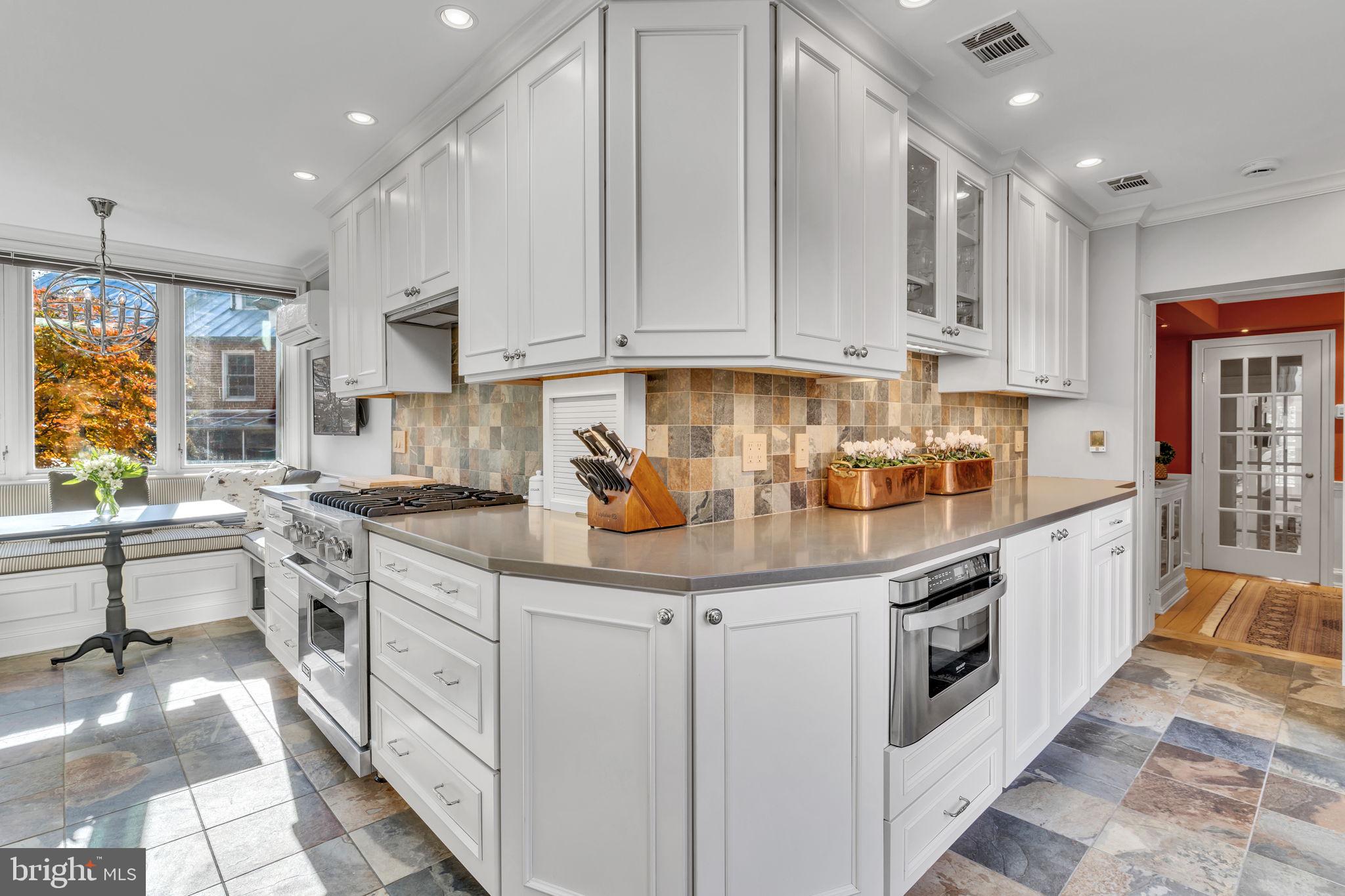 2555 Waterside Dr NW