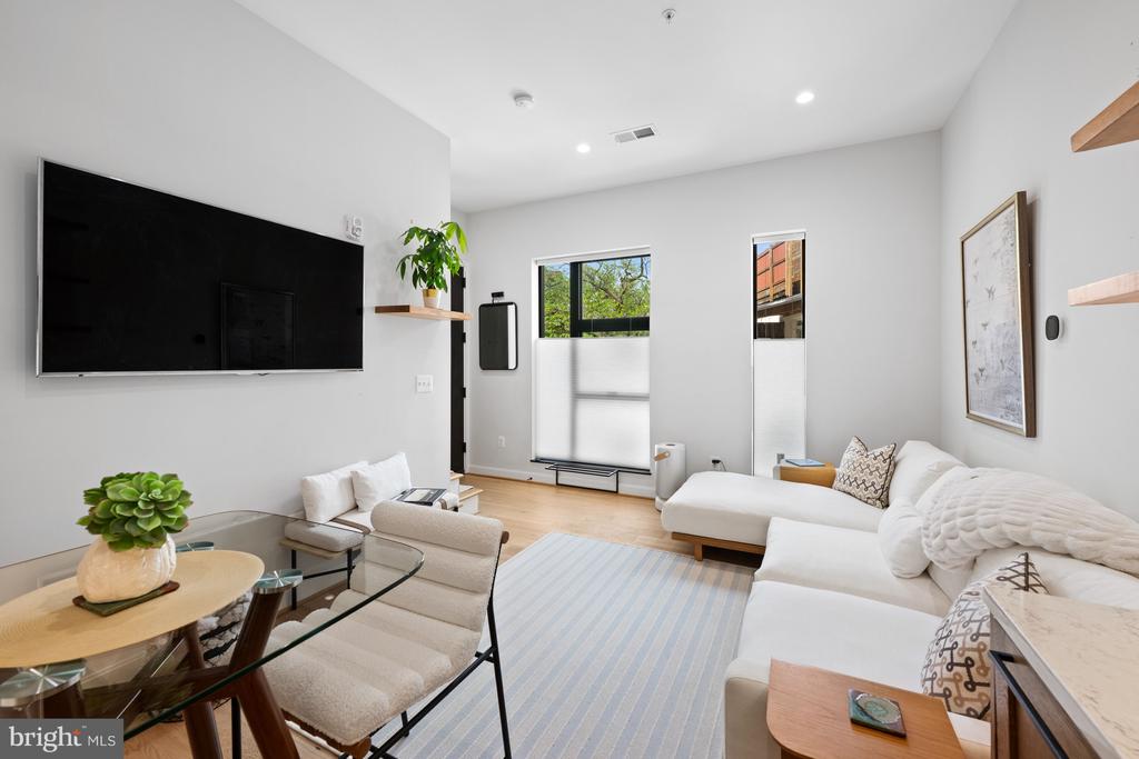 2525 PENNSYLVANIA AVENUE NW Unit: 305