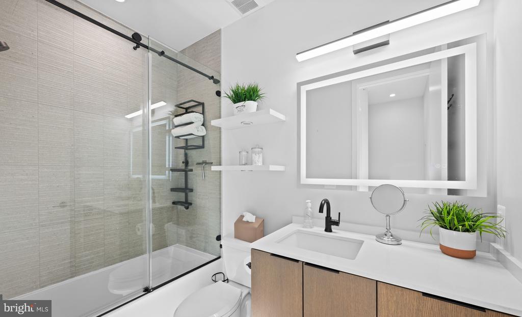 2525 PENNSYLVANIA AVENUE NW Unit: 305