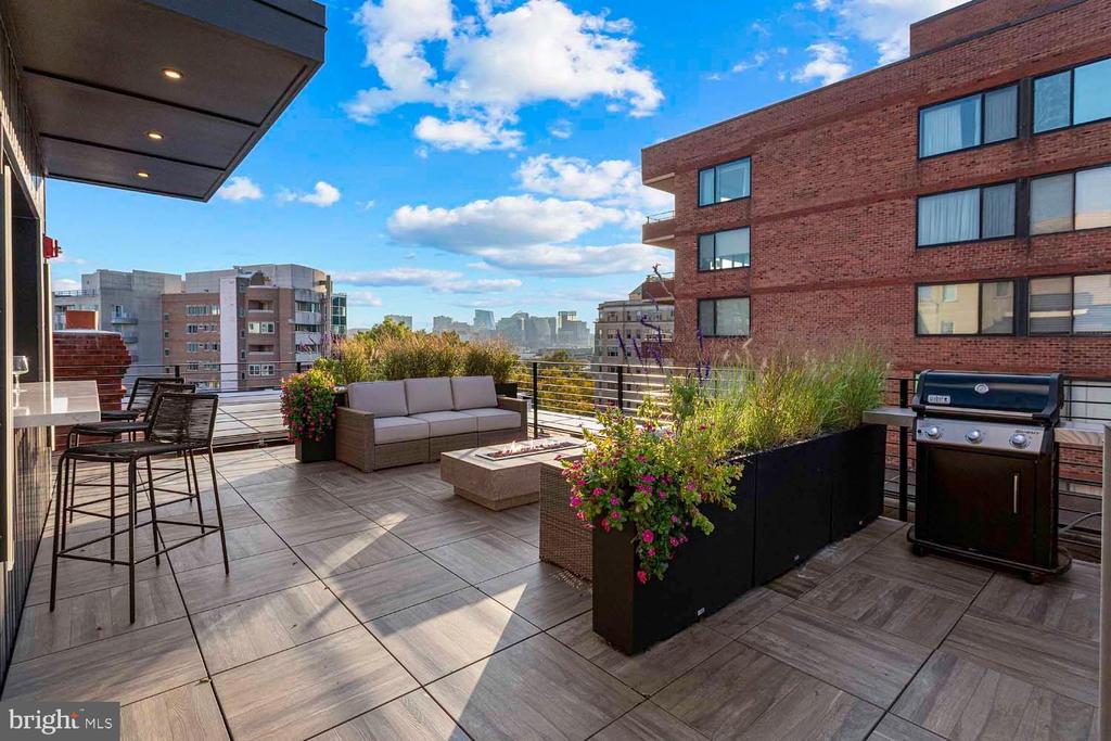 2525 PENNSYLVANIA AVENUE NW Unit: 305