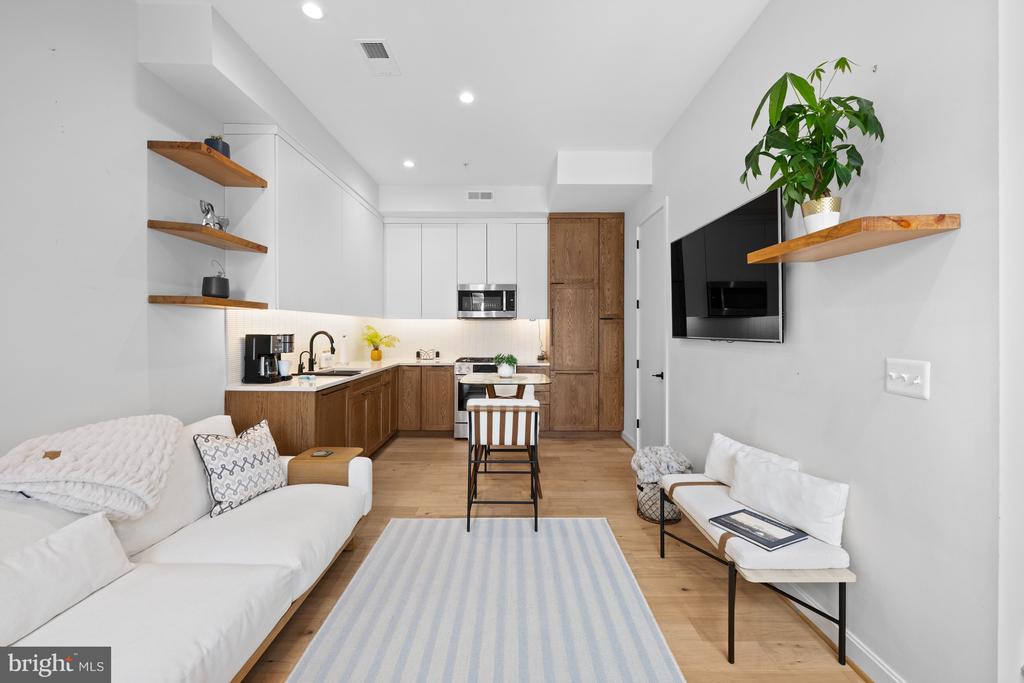 2525 PENNSYLVANIA AVENUE NW Unit: 305