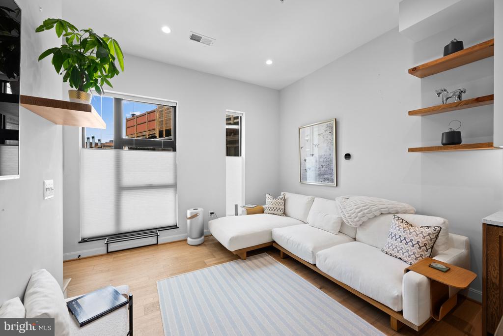 2525 PENNSYLVANIA AVENUE NW Unit: 305