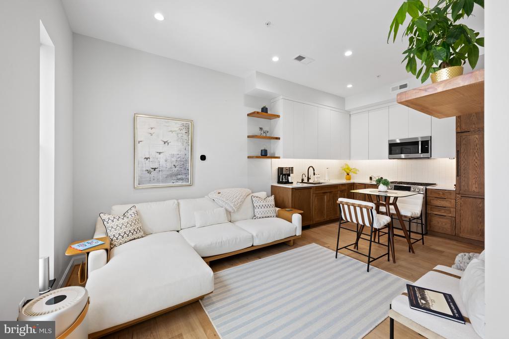 2525 PENNSYLVANIA AVENUE NW Unit: 305