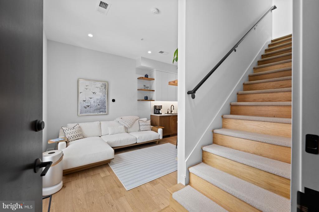 2525 PENNSYLVANIA AVENUE NW Unit: 305