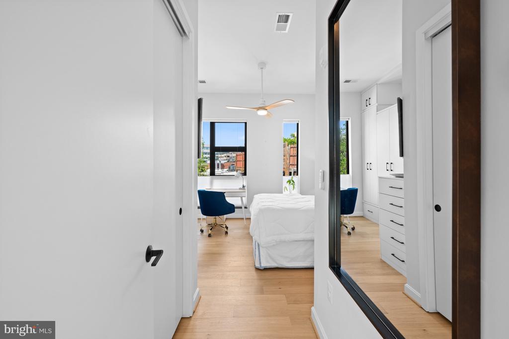 2525 PENNSYLVANIA AVENUE NW Unit: 305