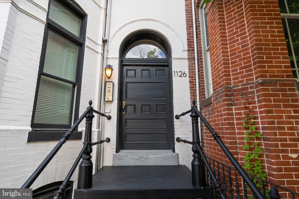 1126 5TH STREET NW Unit: 4