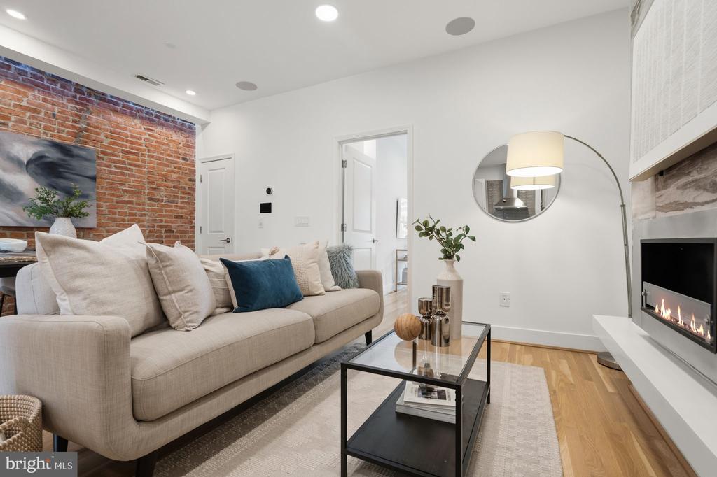 1126 5TH STREET NW Unit: 4