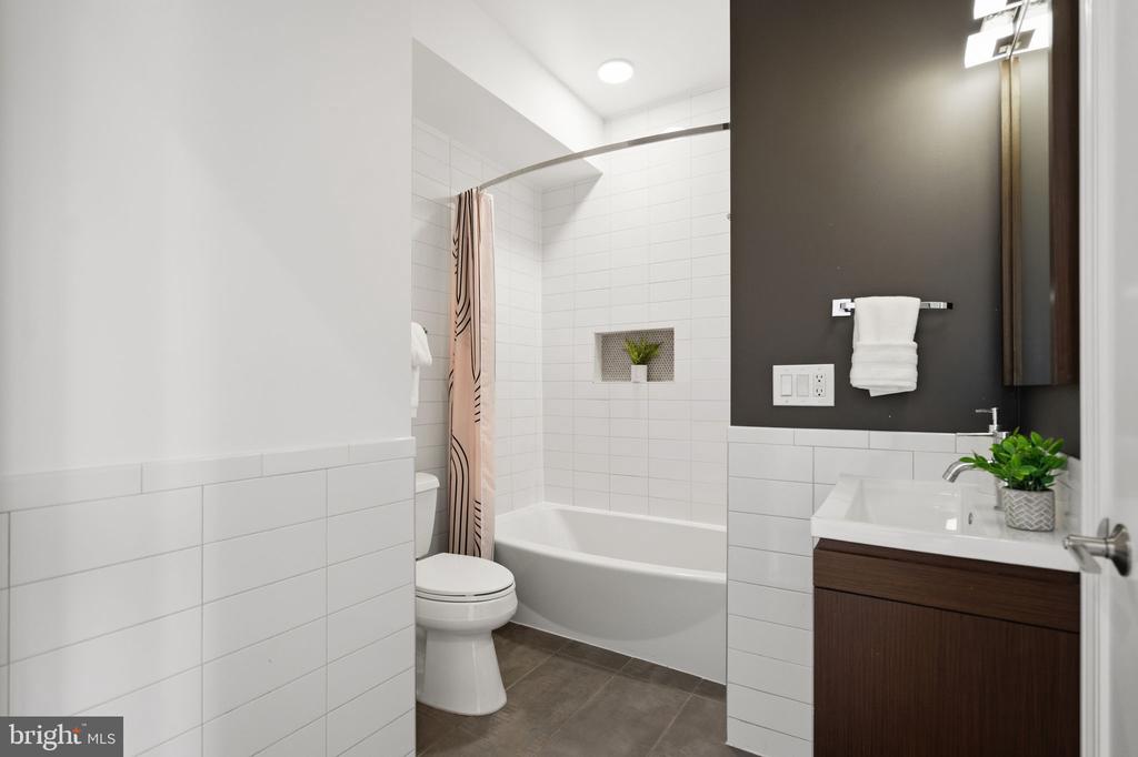 1126 5TH STREET NW Unit: 4