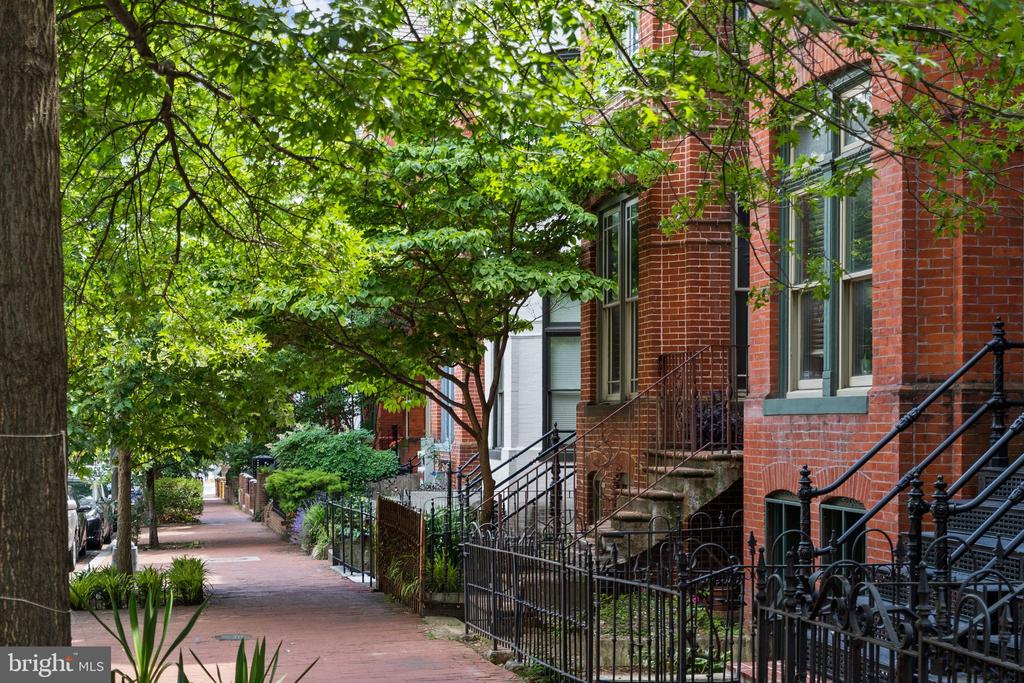 1126 5TH STREET NW Unit: 4
