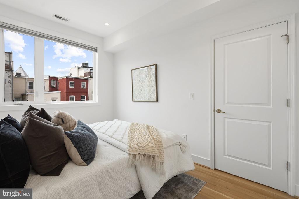 1126 5TH STREET NW Unit: 4