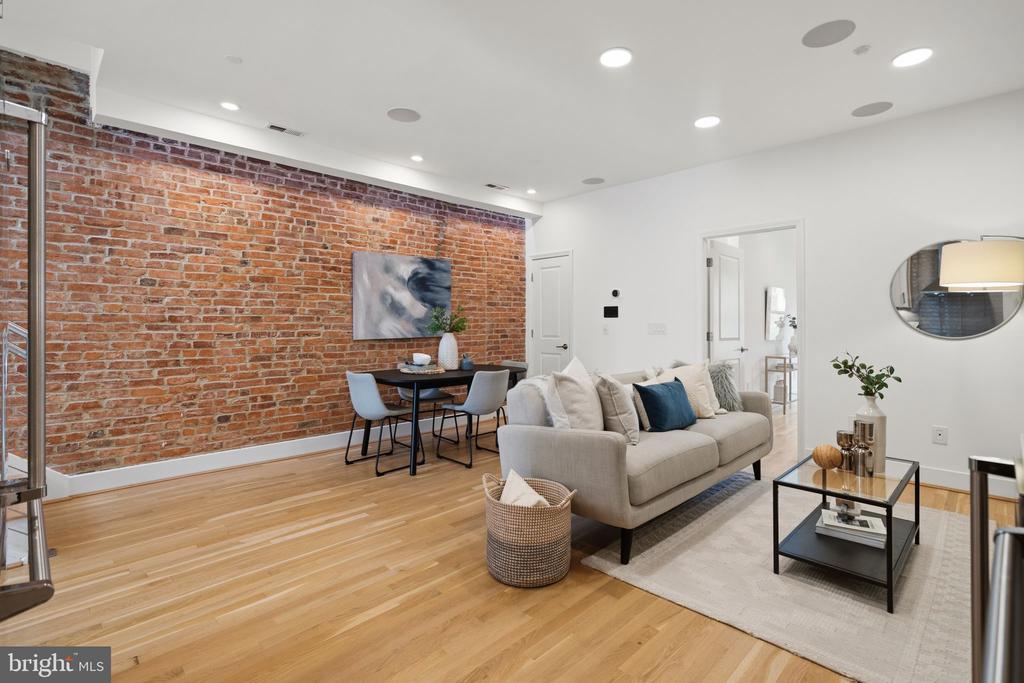 1126 5TH STREET NW Unit: 4