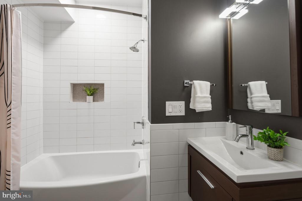 1126 5TH STREET NW Unit: 4