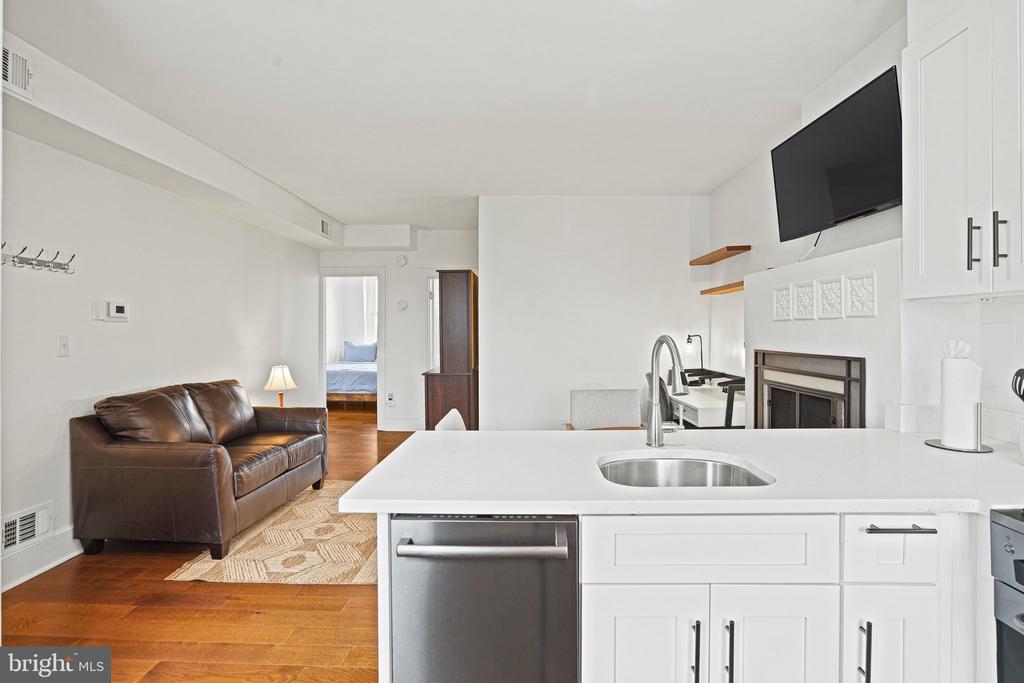 409 CONSTITUTION AVENUE NE Unit: 4