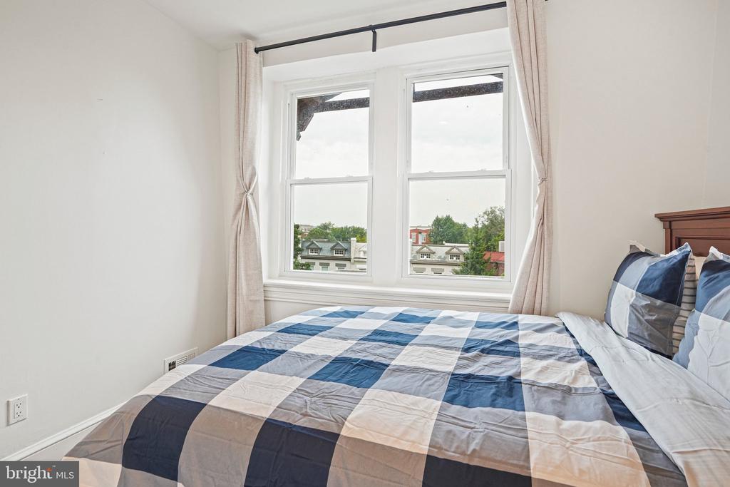 409 CONSTITUTION AVENUE NE Unit: 4