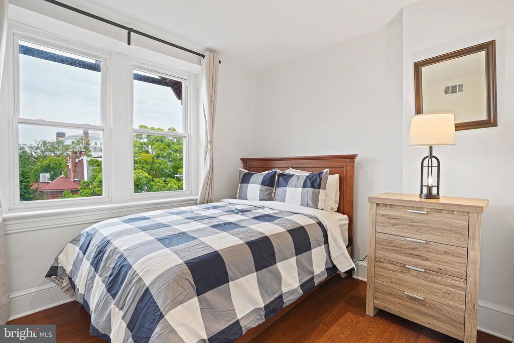409 CONSTITUTION AVENUE NE Unit: 4