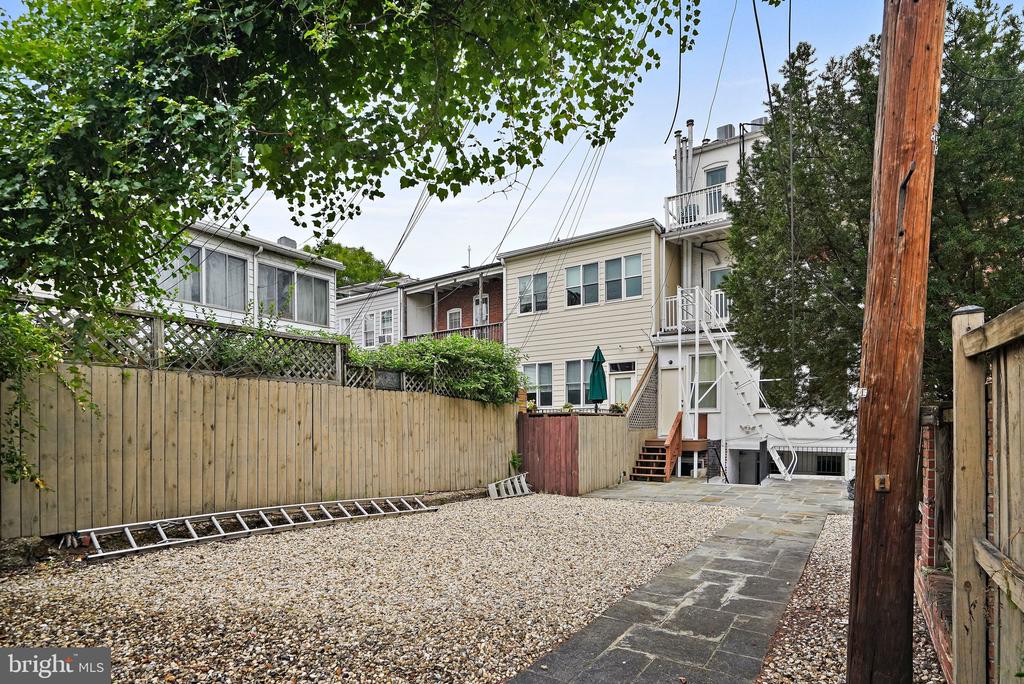 409 CONSTITUTION AVENUE NE Unit: 2