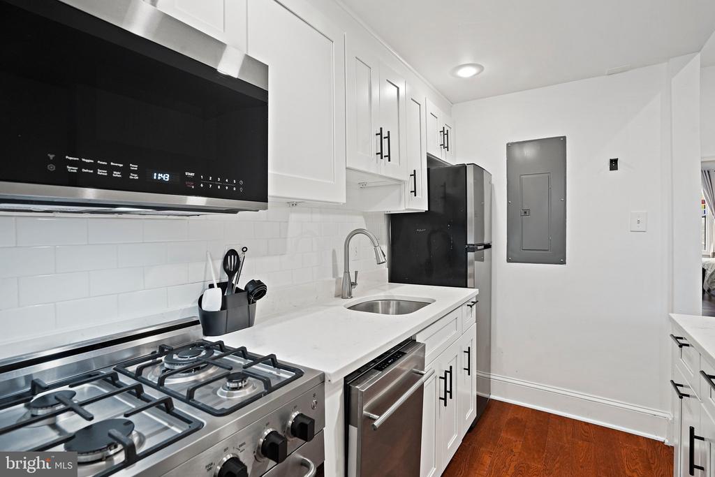 409 CONSTITUTION AVENUE NE Unit: 2