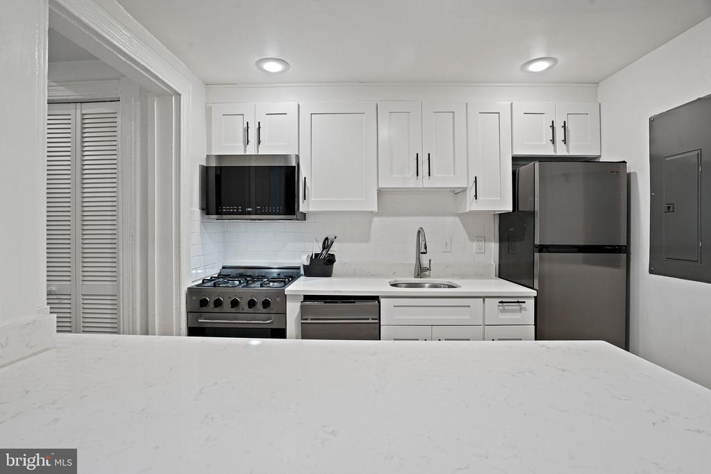 409 CONSTITUTION AVENUE NE Unit: 2