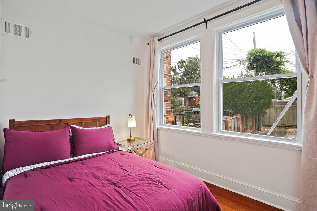 409 CONSTITUTION AVENUE NE Unit: 2