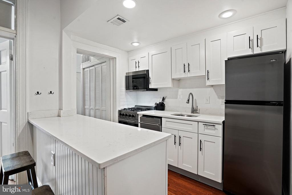 409 CONSTITUTION AVENUE NE Unit: 2