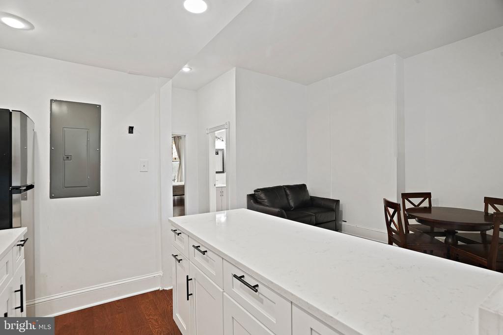 409 CONSTITUTION AVENUE NE Unit: 2
