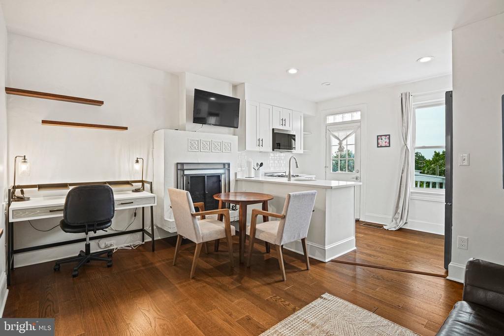 409 CONSTITUTION AVENUE NE Unit: 3