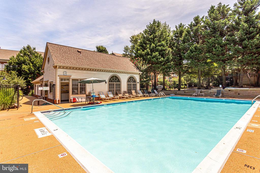 2430 GARNETT DR