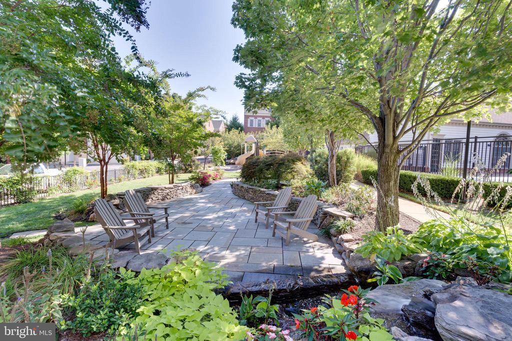 2430 GARNETT DR