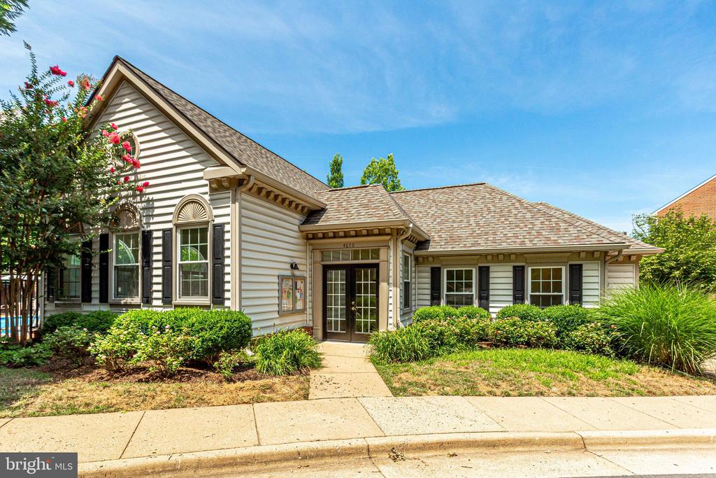2430 GARNETT DR