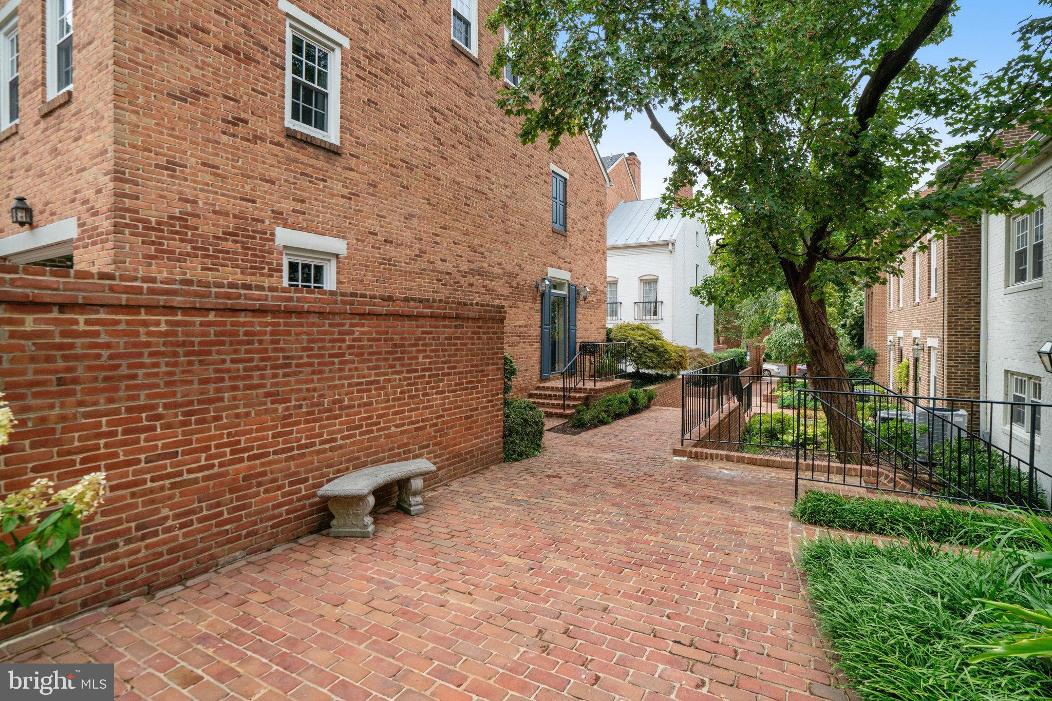 1142 N PITT STREET N