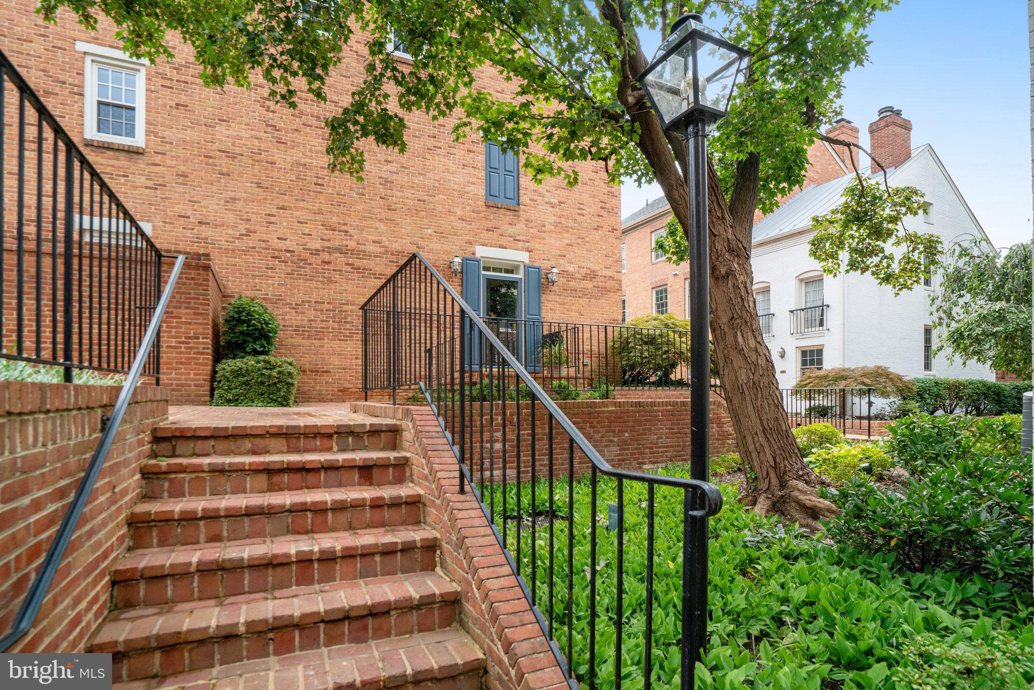 1142 N PITT STREET N