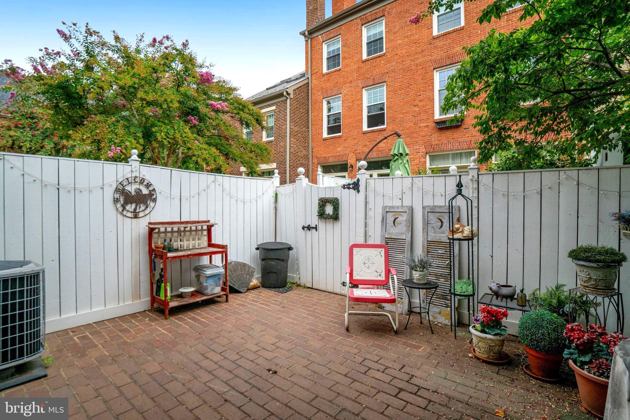 1142 N PITT STREET N