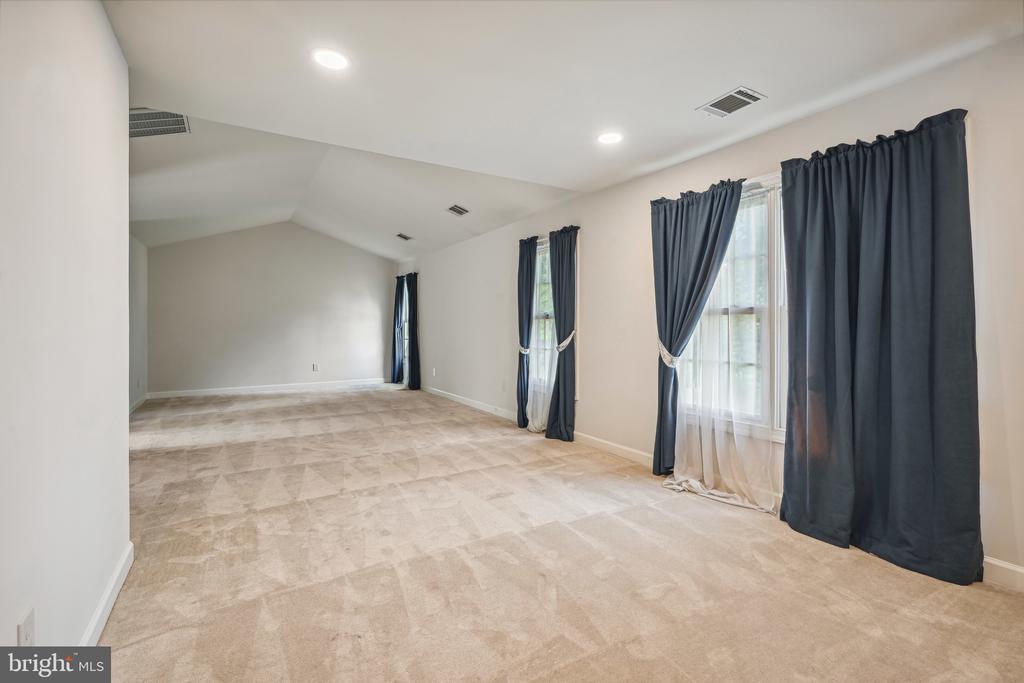 5800 Magnolia Ln