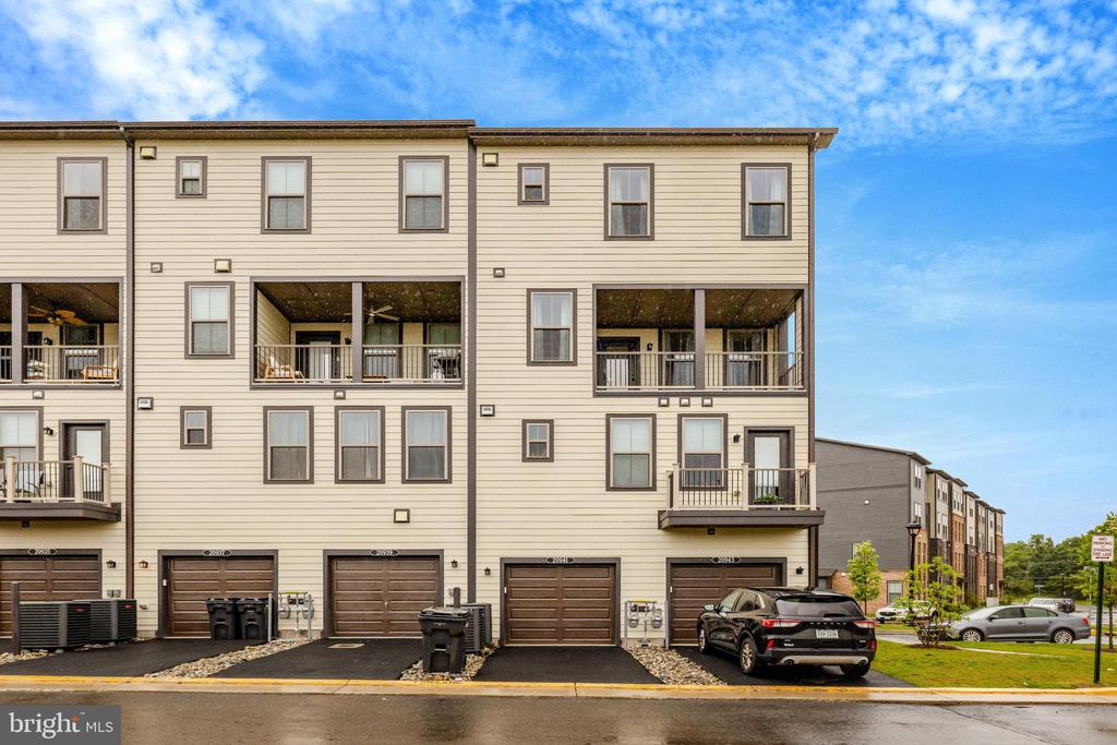 20941 BLUEBIRD SQUARE