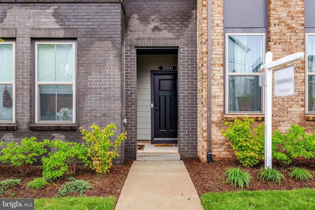 20941 BLUEBIRD SQUARE