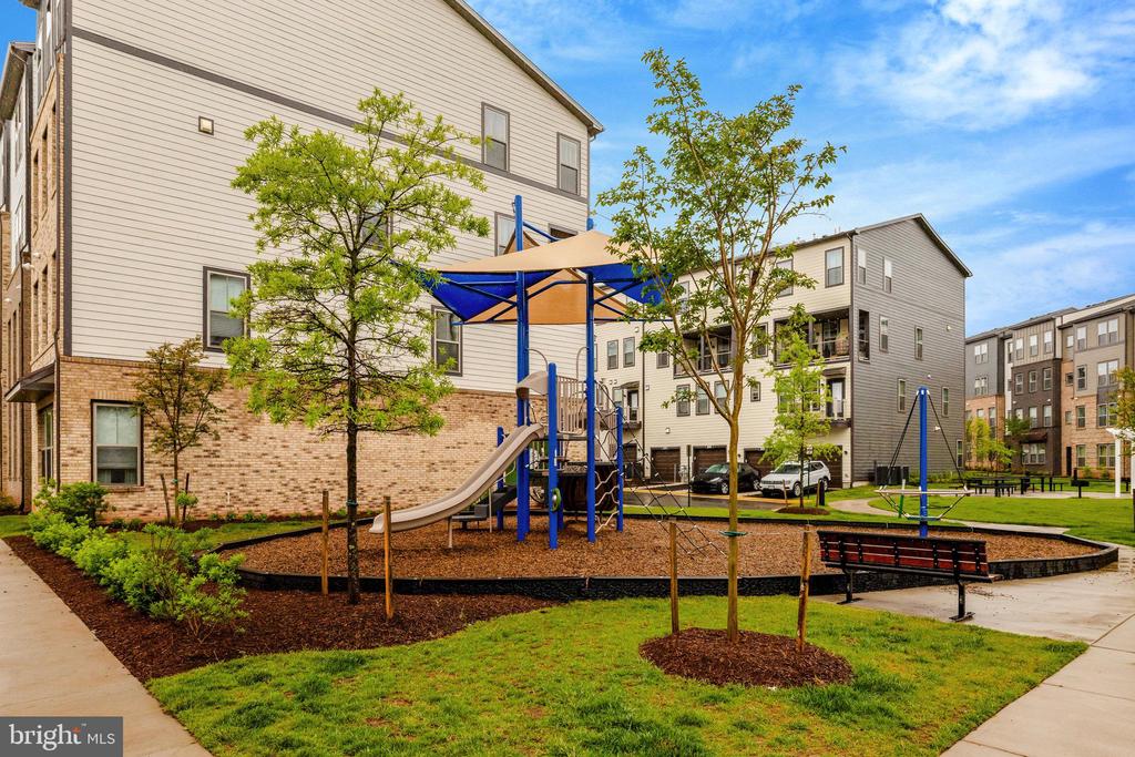 20941 BLUEBIRD SQUARE