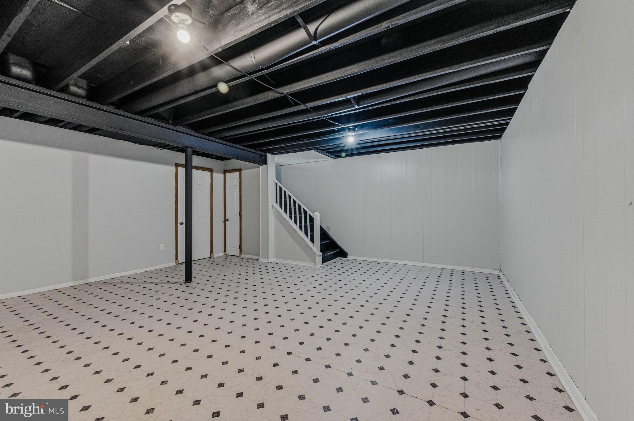 24 JACQUETTE SQ