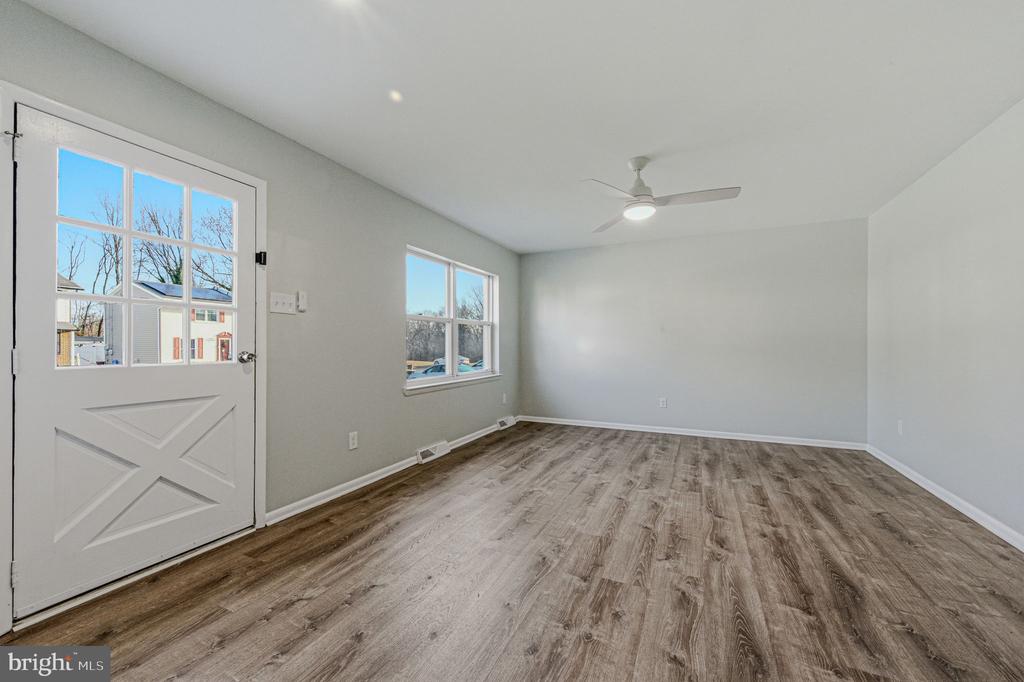 24 JACQUETTE SQ