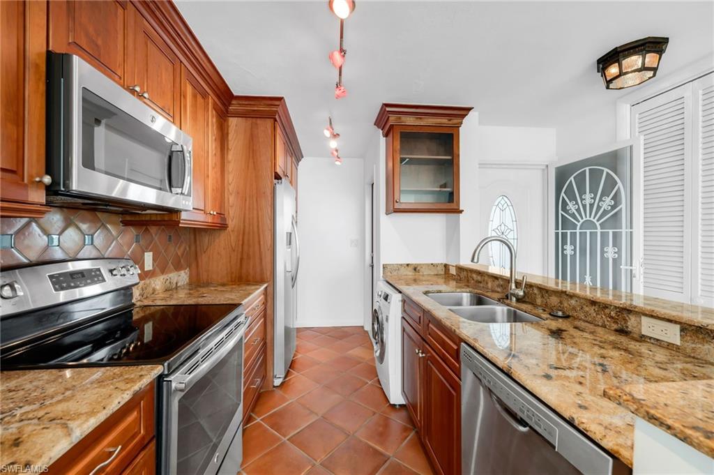 2121 Gulf Shore BLVD N # 203, NAPLES Unit: 203