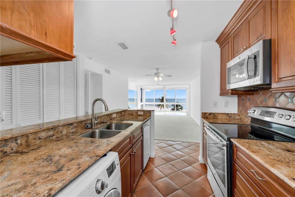 2121 Gulf Shore BLVD N # 203, NAPLES Unit: 203