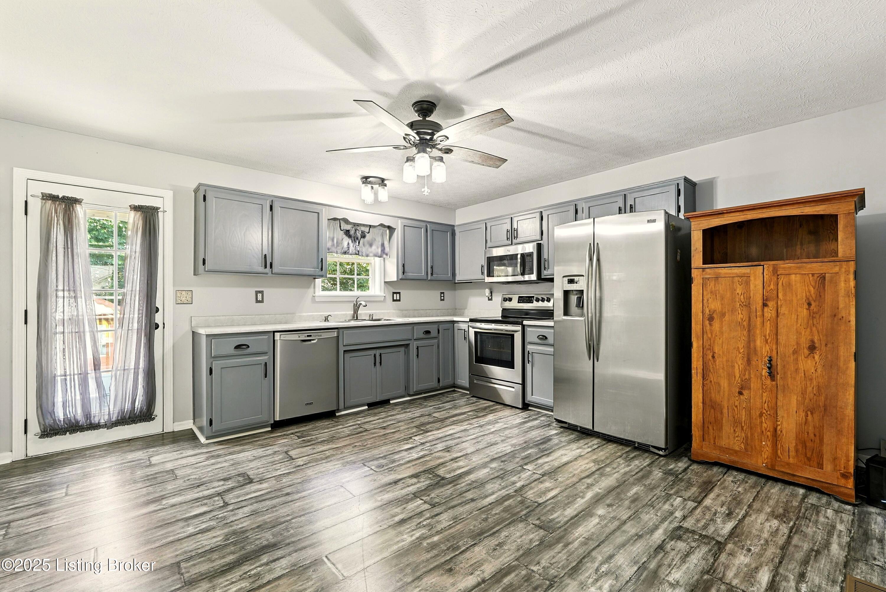 424 River Oaks Dr