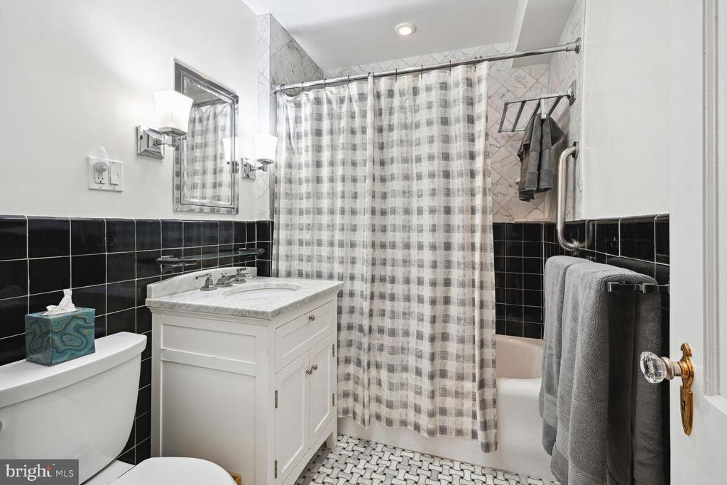 4000 Cathedral Ave NW #306b