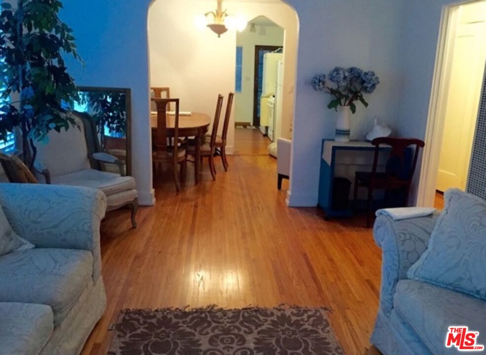 3754 Fredonia Dr