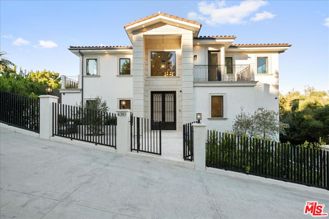 4351 Vanalden Ave