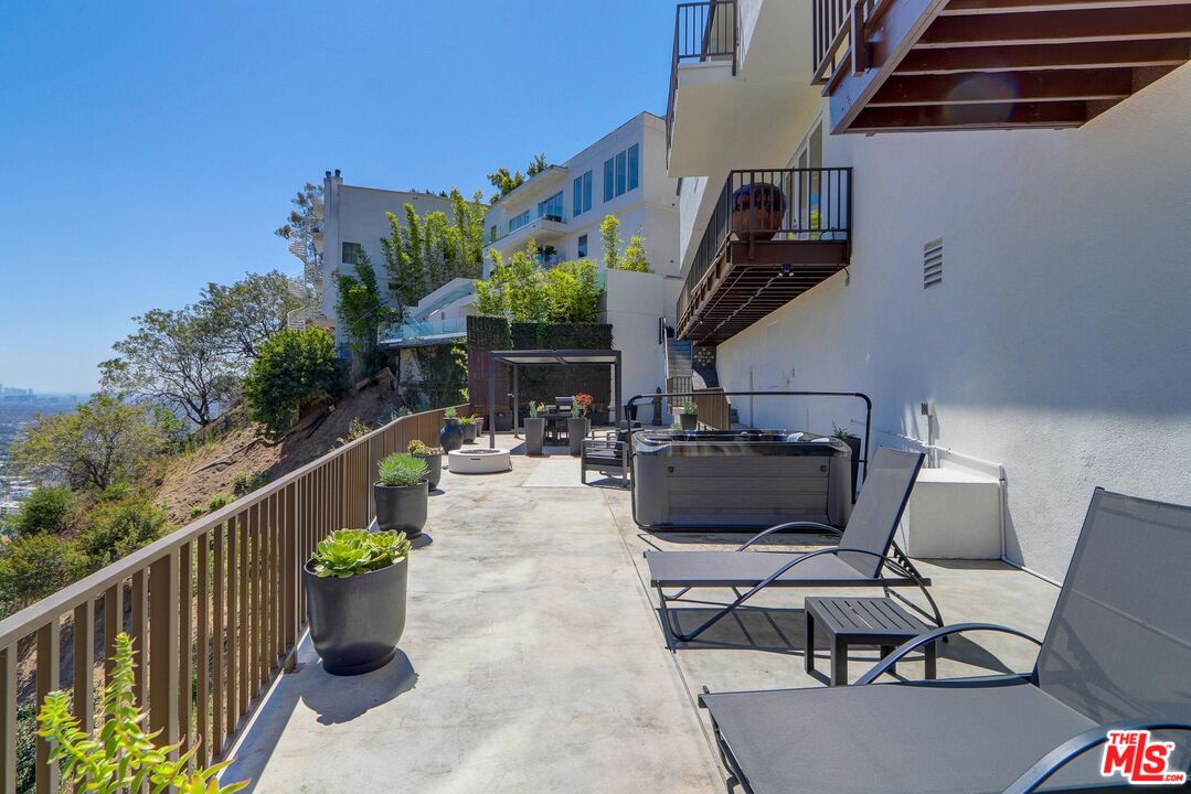 8528 Hillside Ave
