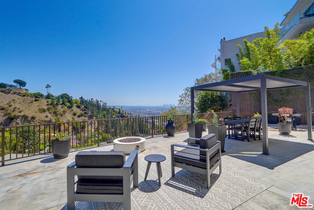 8528 Hillside Ave