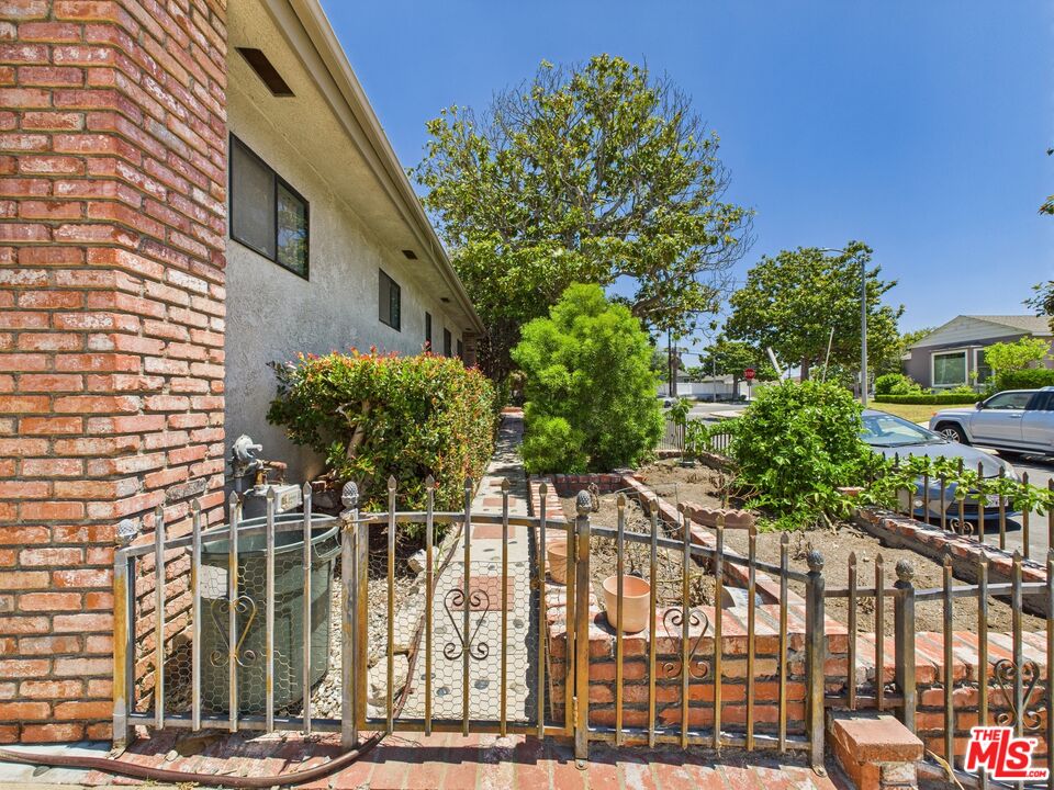 7449 Kentwood Ave