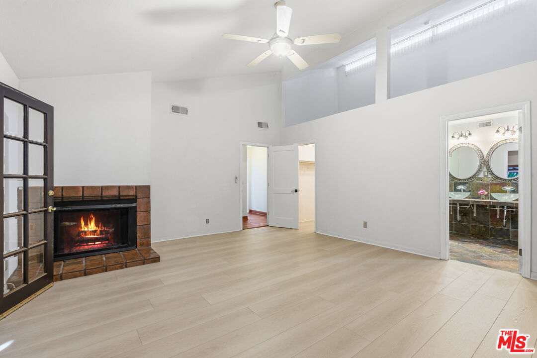 4345 Canoga Ave