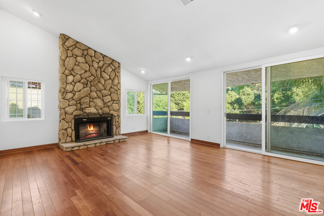4345 Canoga Ave