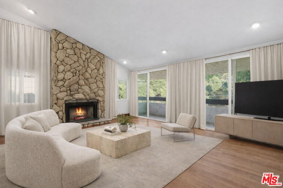 4345 Canoga Ave